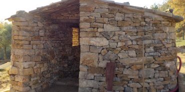 Cabanon, mur et calade - Sainte-Croix-à-Lauze