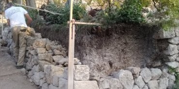Reprise d'un mur en bordure d'une ancienne descente caladée du (…)