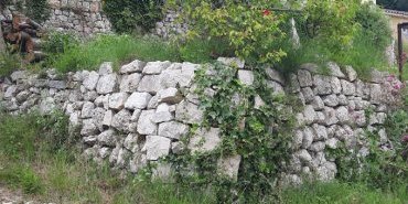 Reprise d'un mur en bordure d'une ancienne descente caladée du (…)