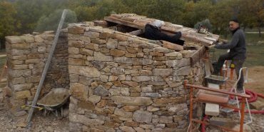 Cabanon, mur et calade - Sainte-Croix-à-Lauze
