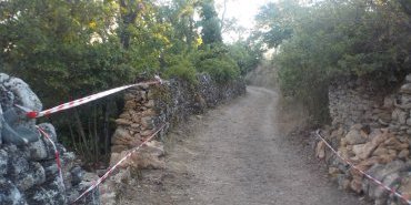 Le mur soutient un chemin sur son premier tiers.