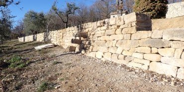 Cabanon, mur et calade - Sainte-Croix-à-Lauze