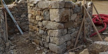 Cabanon, mur et calade - Sainte-Croix-à-Lauze