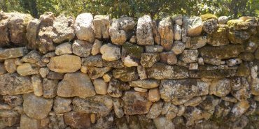 Détails du mariage à la jonction des deux murs.