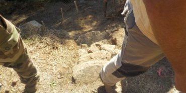 Un accès rustique est aménagé dans une brèche pour faciliter l'accès.