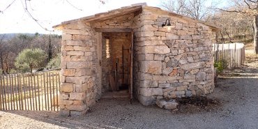 Cabanon, mur et calade - Sainte-Croix-à-Lauze