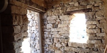 Cabanon, mur et calade - Sainte-Croix-à-Lauze