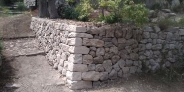 Reprise d'un mur en bordure d'une ancienne descente caladée du (…)