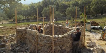 Cabanon, mur et calade - Sainte-Croix-à-Lauze