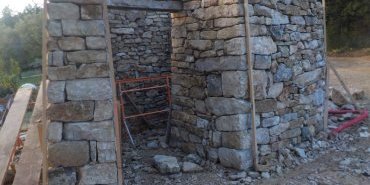 Cabanon, mur et calade - Sainte-Croix-à-Lauze