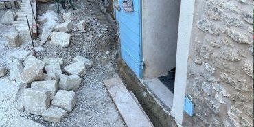 La cunette collecte les eaux de ruissellement de la façade et les éloigne du mur